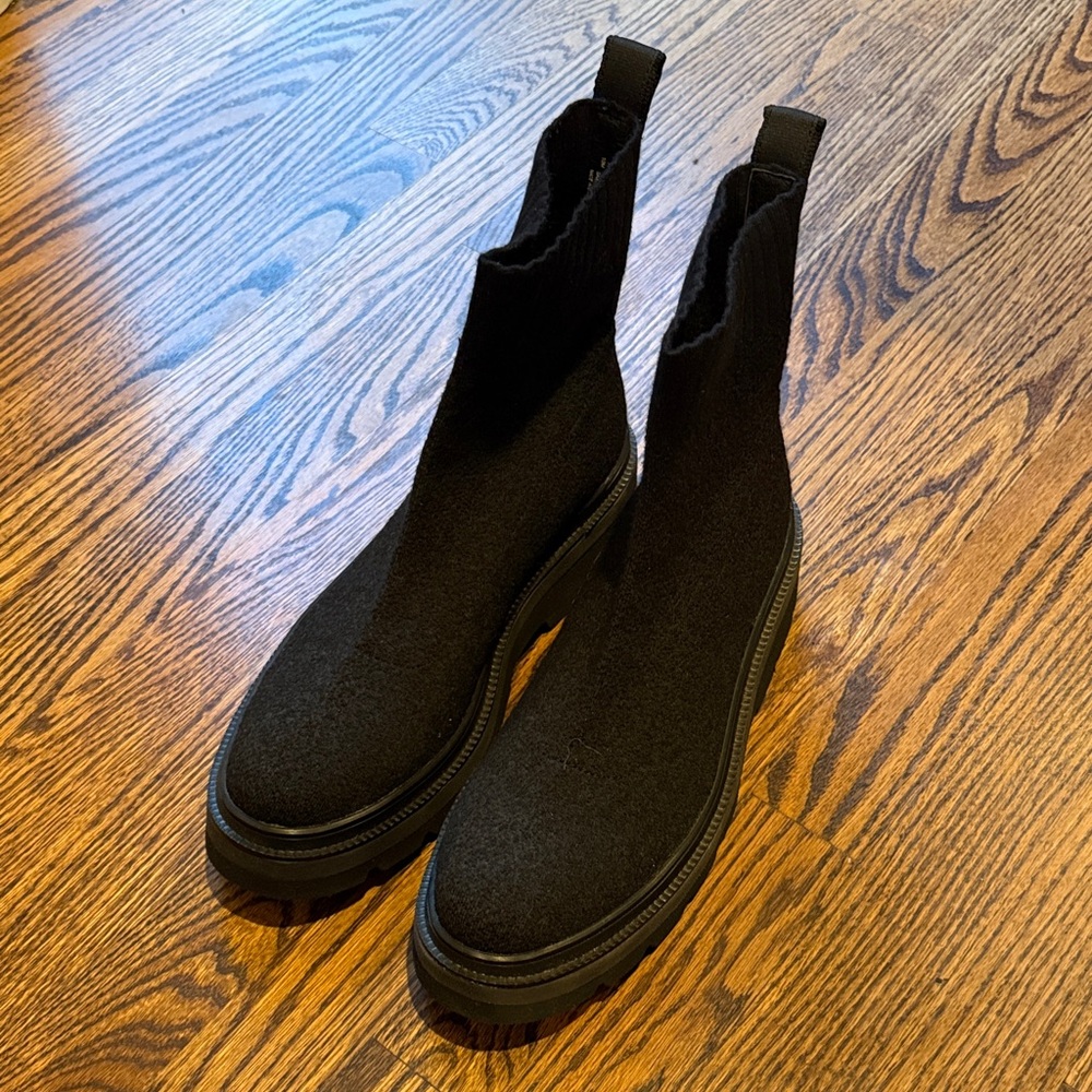 B17 Sofft Women’s 10 Black Knit Ankle Booties